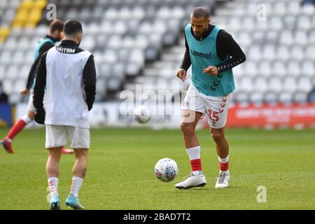 Darren Pratley (a destra) di Charlton Athletic si riscalda sul campo prima del calcio d'inizio Foto Stock