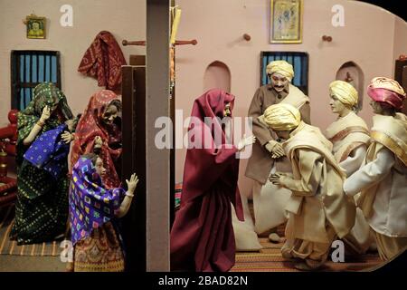 Scene della vita di Mahatma Gandhi: Cercando il permesso della madre di andare all'estero, il museo mani Bhavan Gandhi a Mumbai, India Foto Stock