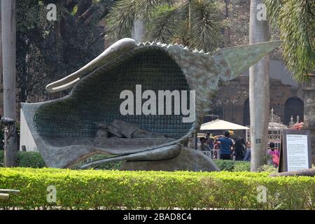 Statua di Buddha testa nel giardino del Prince of Wales Museum, ora noto come Chhatrapati Shivaji Maharaj Museum a Mumbai, India Foto Stock