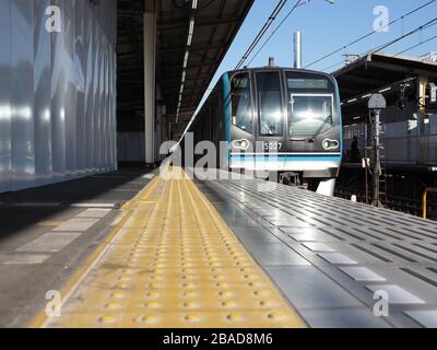Linea Tozai metro treno alla stazione di Nakano, Tokyo, Giappone. Foto Stock