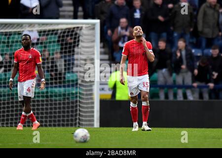 Darren Pratley di Charlton Athletic reagisce mentre Patrick Bauer di Preston North End celebra il suo secondo obiettivo del gioco Foto Stock