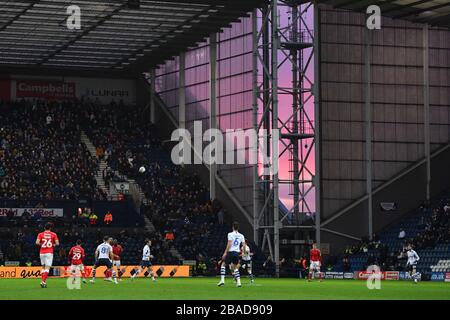 Vista generale dell'azione della partita mentre il sole tramonta dietro lo stadio Deepdale Foto Stock