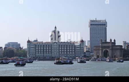 Gita in barca dalla porta dell'India alle Grotte di Elefanta, Mumbai, India Foto Stock