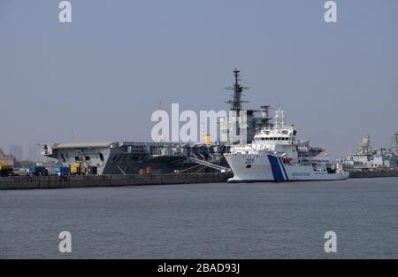 Portaerei indiani Viraat e nave della Guardia Costiera ancorata ad un porto di Mumbai, India Foto Stock