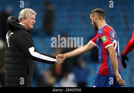 Il manager del Crystal Palace Roy Hodgson (a sinistra) e il Cenk Tosun del Crystal Palace si scuotono le mani dopo il fischio finale Foto Stock