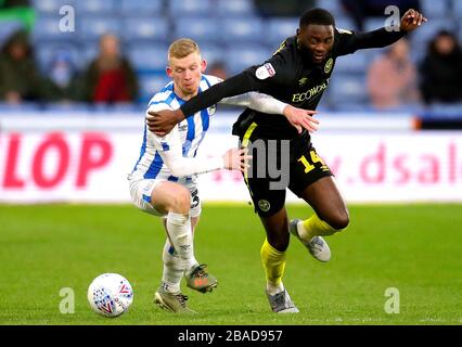 Lewis o'Brien di Huddersfield Town (a sinistra) e Josh Dailva di Brentford combattono per la palla Foto Stock