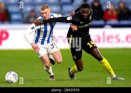 Lewis o'Brien di Huddersfield Town (a sinistra) e Josh Dailva di Brentford combattono per la palla Foto Stock