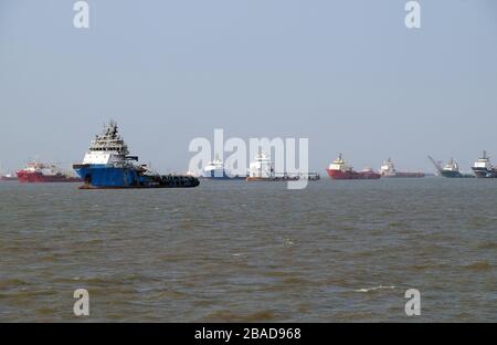 Nave commerciale all'ancora nel Mar Arabico fuori Mumbai, India Foto Stock