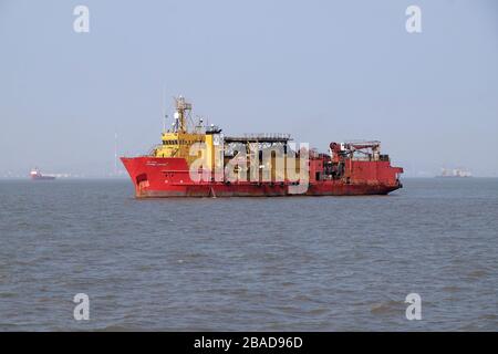 Nave commerciale all'ancora nel Mar Arabico fuori Mumbai, India Foto Stock