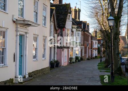 Fila di vecchie case sul Causeway, una strada nella parte storica di Horsham, una città di mercato nel Sussex Occidentale, Inghilterra. Foto Stock