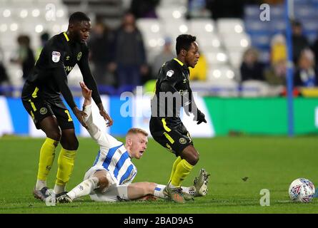 Lewis o'Brien di Huddersfield si lamenta dopo essere stato affrontato da Josh Dailva di Brentford (a sinistra) Foto Stock