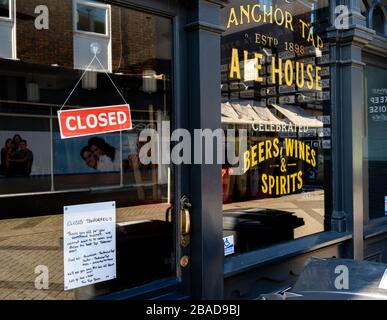 The Anchor Tap pub and ale house a Horsham, West Sussex, con cartello chiuso a causa della pandemia di Coronavirus, marzo 2020. Foto Stock