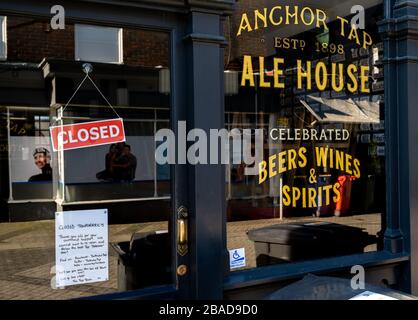 The Anchor Tap pub and ale house a Horsham, West Sussex, con cartello chiuso a causa della pandemia di Coronavirus, marzo 2020. Foto Stock