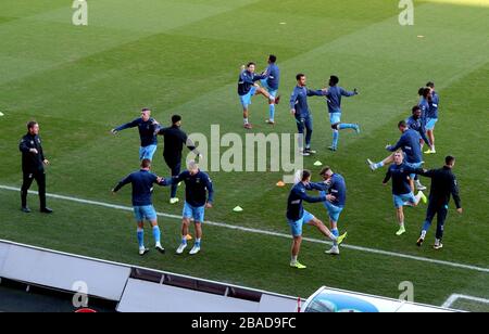 I giocatori di Coventry City si riscaldano sul campo prima dell'inizio della partita Foto Stock