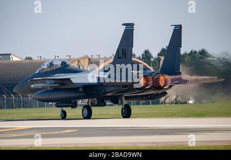 F-15E l'equipaggio dell'Eagle Strike è stato assegnato al 494° lancio di Fighter Squadron per una sortie di allenamento il 26 marzo 2020 presso la Royal Air Force Lakenheath, Inghilterra. Nonostante l'attuale crisi del COVID-19, la 48a Fighter Wing ha una missione critica di fornire energia aerea da combattimento, quando richiesto, che deve continuare. (STATI UNITI Air Force foto di Airman 1a Classe Madeline Herzog) Foto Stock