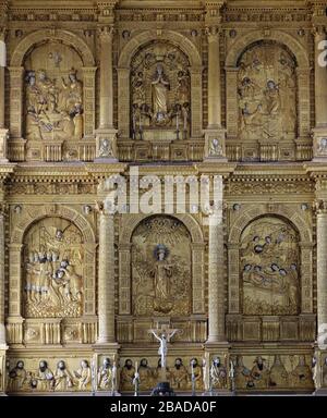 Altare maggiore nella cattedrale se dedicata a Caterina d'Alessandria, Goa Vecchia, Goa, India Foto Stock