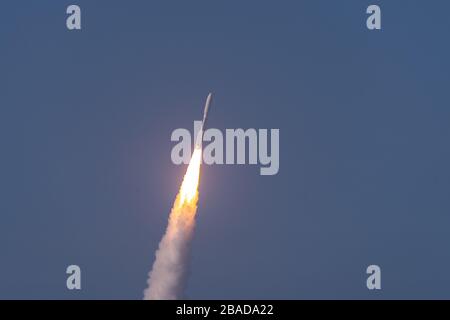 Un razzo Atlas V AEHF-6 viene lanciato con successo dallo Space Launch Complex-41 presso la Cape Canaveral Air Force Station, Flat., 26 marzo 2020. Il lancio dell'AEHF-6, un sofisticato satellite di comunicazione, è il primo payload del Dipartimento della Difesa lanciato per la forza spaziale degli Stati Uniti. (STATI UNITI Foto Air Force di Joshua conti) Foto Stock