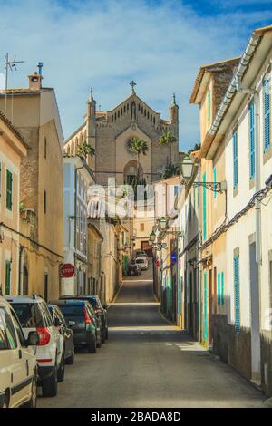 Strada vuota ad Arta con la chiesa di Trasfigururacio del Senyor sullo sfondo - Maiorca, Spagna Foto Stock