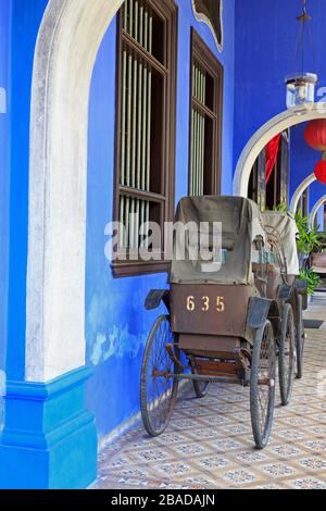 Rickshaw in Cheong Fatt Tze Mansion, Georgetown, Penang Island, Malesia Foto Stock