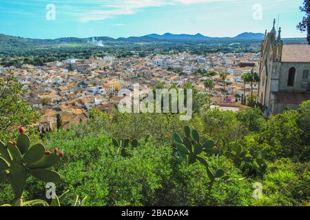 Vista sul bellissimo villaggio mediterraneo di Arta - Chiesa parrocchiale della Trasfigurazione del Signore sulla destra - Maiorca, Spagna Foto Stock