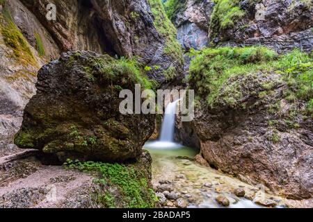 Ai piedi dell'Untersberg, l'Almbach si tuffa nel selvaggio e romantico Almmbachklamm Foto Stock