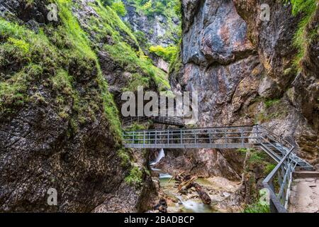 Ai piedi dell'Untersberg, l'Almbach si tuffa nel selvaggio e romantico Almmbachklamm Foto Stock
