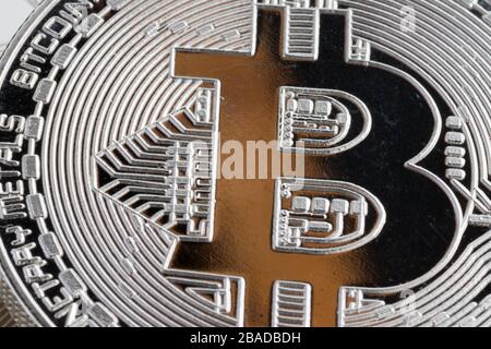 Bitcoin valuta closeup concetto finanziario. Denaro virtuale di criptovaluta. Exchange, anonimo. Bitcoin è una valuta di cassa web open source. Foto Stock