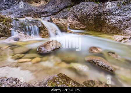 Ai piedi dell'Untersberg, l'Almbach si tuffa nel selvaggio e romantico Almmbachklamm Foto Stock