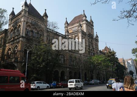 L'era coloniale Elphinstone College in Mahatma Gandhi Road, Kala Ghoda, Fort, Mumbai, India Foto Stock