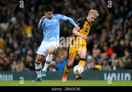 Joao Cancelo (a sinistra) e Mark Cullen di Port vale combattono per la palla Foto Stock