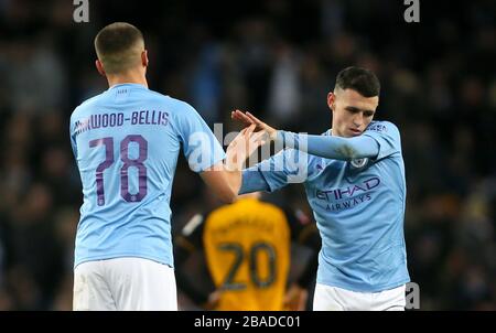 Taylor Harwood-Bellis (a sinistra) e Phil Foden della città di Manchester Foto Stock