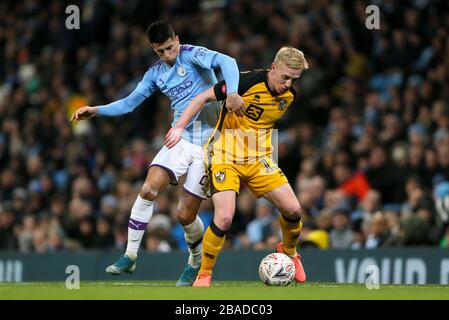 Joao Cancelo (a sinistra) e Mark Cullen di Port vale combattono per la palla Foto Stock