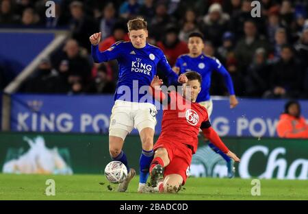 Harvey Barnes di Leicester City (a sinistra) e Lee Evans di Wigan Athletic combattono per la palla Foto Stock