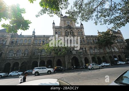 L'era coloniale Elphinstone College in Mahatma Gandhi Road, Kala Ghoda, Fort, Mumbai, India Foto Stock