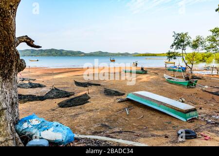 Reti da pesca e barche a bassa marea sull'isola di Ko Yao noi vicino a Phuket nel sud della Thailandia Foto Stock