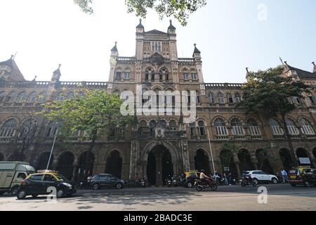 L'era coloniale Elphinstone College in Mahatma Gandhi Road, Kala Ghoda, Fort, Mumbai, India Foto Stock