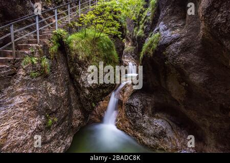 Ai piedi dell'Untersberg, l'Almbach si tuffa nel selvaggio e romantico Almmbachklamm Foto Stock
