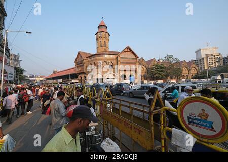 Mercato di Crawford, costruito ai tempi del Raj britannico, ora ufficialmente rinominato Mahatma Jyotiba Phule Market, Mumbai, India Foto Stock