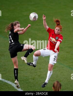Martha Harris (a destra) del Manchester United battaglie per il pallone con Charlie Wellings di Bristol City Foto Stock