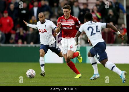 Dael Fry di Middlesbrough e Lucas Moura di Tottenham Hotspur (a sinistra) combattono per la palla Foto Stock