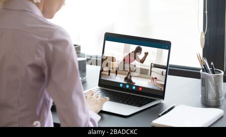 Giovane donna che guarda il video educativo di addestramento di idoneità. Foto Stock