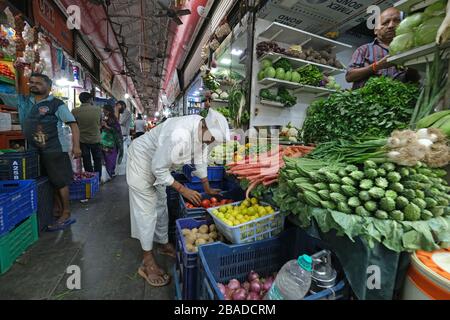 Mercato di Crawford, costruito ai tempi del Raj britannico, ora ufficialmente rinominato Mahatma Jyotiba Phule Market, Mumbai, India Foto Stock