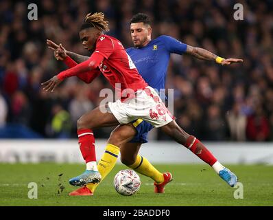 Alex Mighten (a sinistra) e Emerson Palmieri di Chelsea combattono per la palla Foto Stock