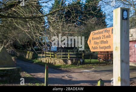 Segnaletica all'inizio del percorso nazionale a lunga distanza di Cleveland Way a Helmsley, North Yorkshire Foto Stock