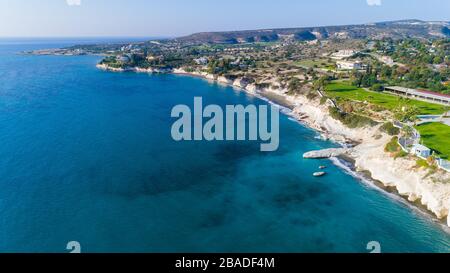 Vista aerea del litorale e punto di riferimento di grandi rocce calcaree presso la spiaggia del governatore, Limassol, Cipro. La pietra di ripide scogliere e Deep Blue Sea Waves schiacciare Foto Stock