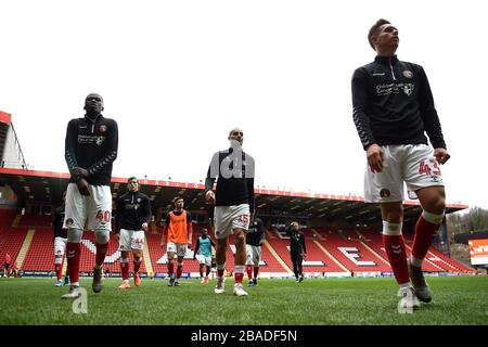 Brendan Sarpong-Wiredu di Charlton Athletic (a sinistra), Darren Pratley e Toby Stevenson (a destra) dopo il riscaldamento prima del gioco Foto Stock