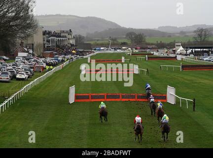 Richard Johnson equitazione Kalooki guida la corsa durante il Jenkinsons approvvigionatori Maiden hurdle a Ludlow Racecourse Foto Stock