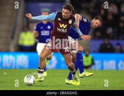 Jack Grealish di Aston Villa (a sinistra) e Jonny Evans di Leicester City combattono per il pallone Foto Stock