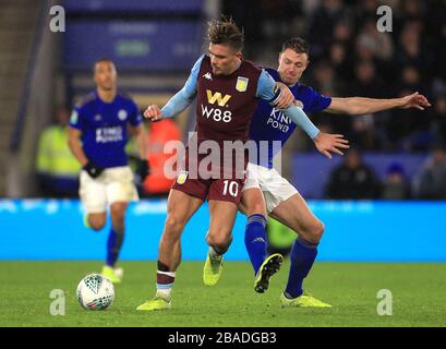 Jack Grealish di Aston Villa (a sinistra) e Jonny Evans di Leicester City combattono per il pallone Foto Stock