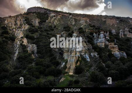 Kuladokya - Kula Fairy Chimneys, che si formano a causa di forti piogge e venti, forniscono una festa visiva per i suoi visitatori. C'è una bellezza che Foto Stock